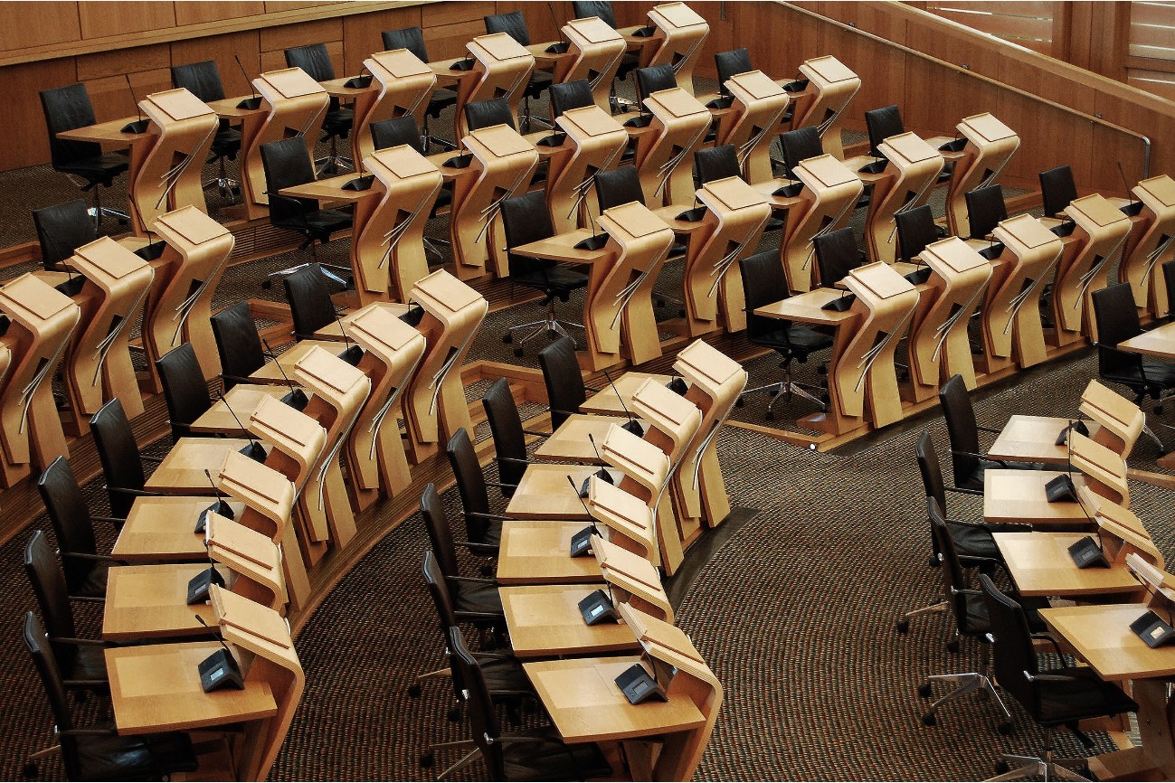 horizontal-shot-desks-inside-scottish-parliament-building (1)
